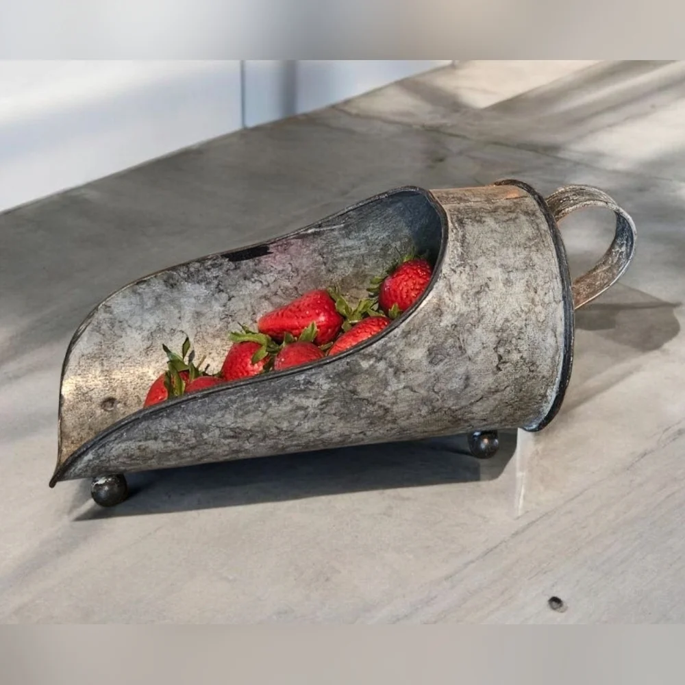 Decorative Metal Scoop Witu Handle And Feet